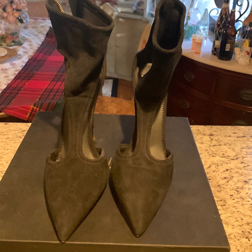 BNIB GIUSEPPE BLACK SHOE WITH GOLD ZIPPER IN BAVK AND GOLD HEEL TIP. SIZE 41